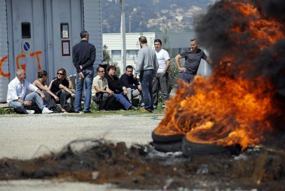 “Θα βάλουμε φωτιά” απειλούν οι εργαζόμενοι στην γαλλική Poly Implant Prothèses (PIP)