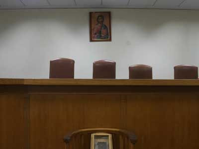 Νομικά θα κινηθεί η Εκκλησία για τα θρησκευτικά σύμβολα στα δικαστήρια
