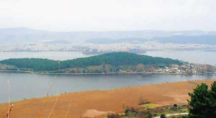 Απόβλητα πτηνοτροφείων μολύνουν την Παμβώτιδα