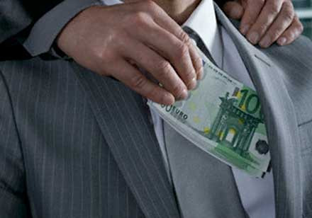 Κρατικές απώλειες 20 δισ. ευρώ από φακελάκια και ρουσφέτια