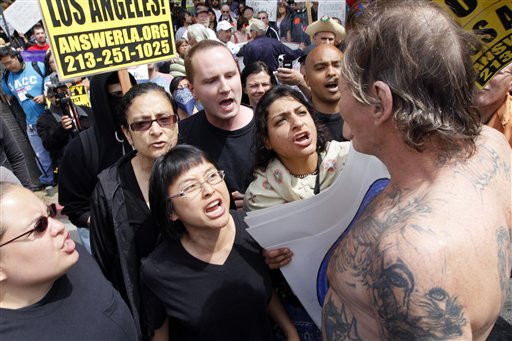Τετ-α-τετ νεοναζί και αντιρατσιστών στο Λος Άτζελες
