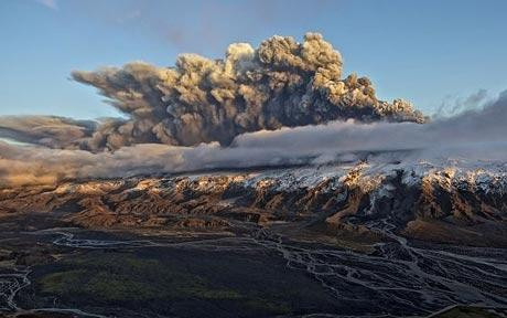 Νέες σεισμικές δονήσεις αλλά λιγότερη στάχτη δίνει το ηφαίστειο της Ισλανδίας