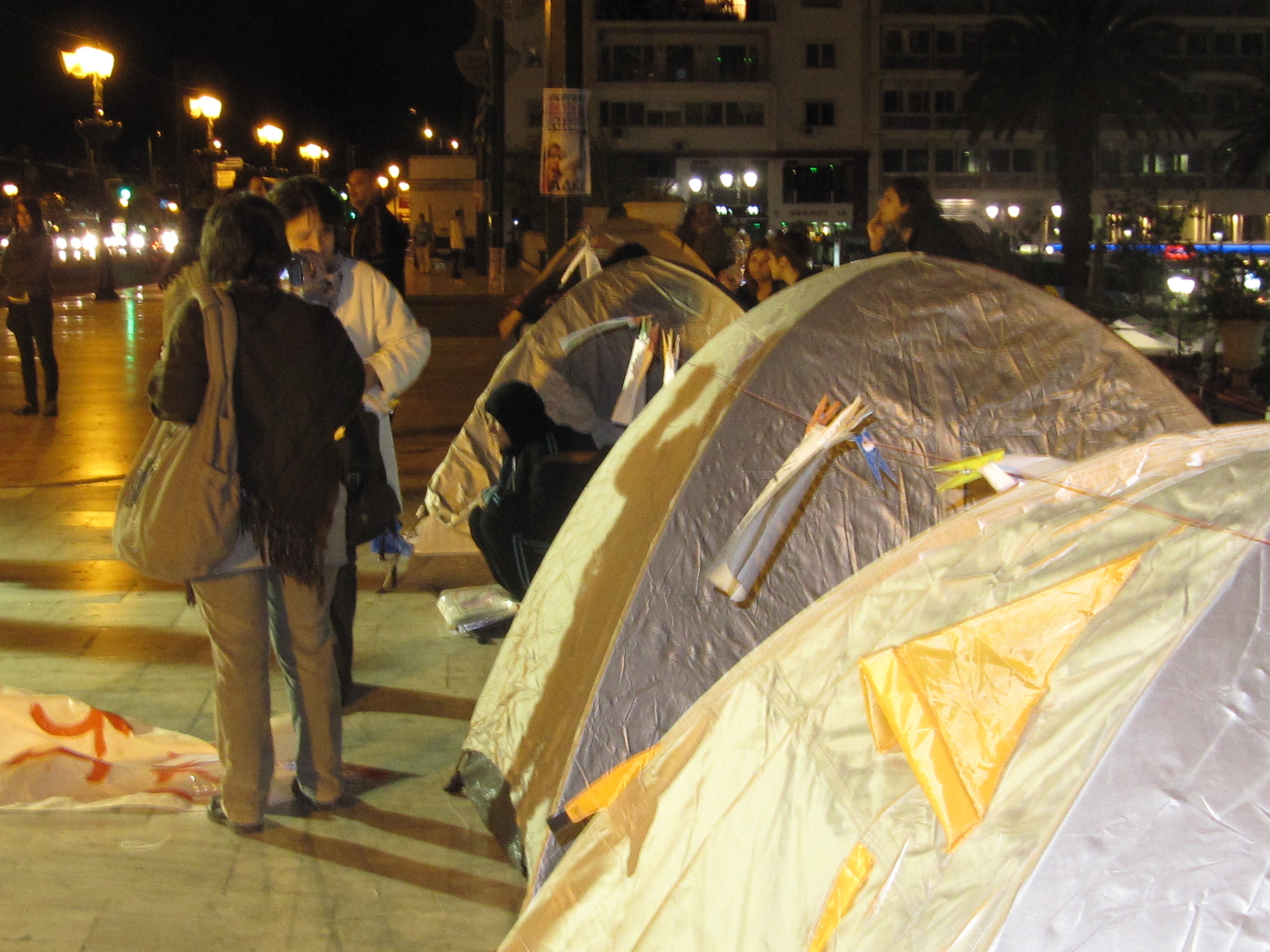 Κατασκήνωσαν στο Σύνταγμα οι ωρομίσθιοι εκπαιδευτικοί