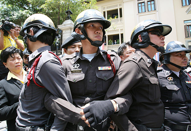 Χειροβομβίδα εναντίον αστυνομικών στην Ταϊλάνδη