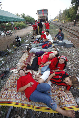 Συνεχίζουν την κατάληψη τρένου του στρατού τα «κόκκινα πουκάμισα»
