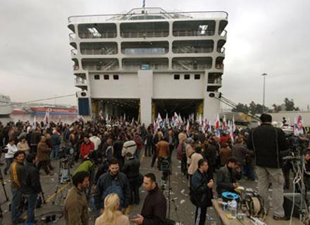 Δεμένα τα πλοία στο λιμάνι του Πειραιά – Απεργία στα ΕΛΤΑ