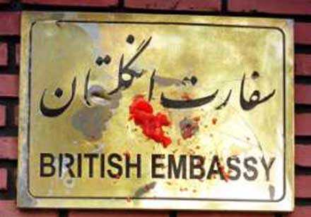 Υποβαθμίζει τις διπλωματικές της σχέσεις με τη Βρετανία η Τεχεράνη
