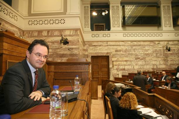 Για «κοινοβουλευτικό πραξικόπημα» κατηγορείται ο Γ. Παπακωνσταντίνου