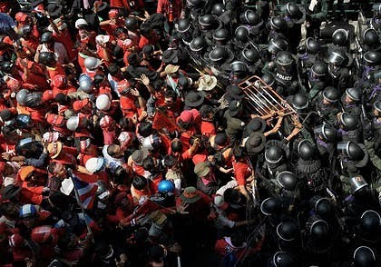 Στενεύει ο κυβερνητικός κλοιός για τους διαδηλωτές στην Ταϊλάνδη