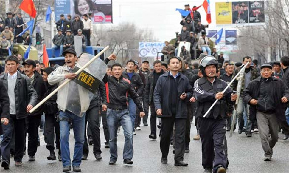 Νεκρός διαδηλωτής σε νέες συμπλοκές στο Κιργιστάν