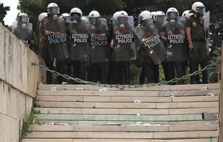 New Statesman: Η λαϊκή αντίδραση στην Αθήνα «έμπνευση για τη Βρετανία»