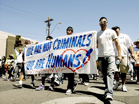 Χιλιάδες διαδήλωσαν στην Αριζόνα κατά του νόμου για τους μετανάστες