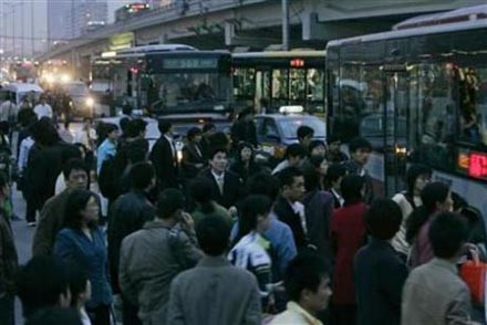 Τέλος οι «σύντροφοι», πλέον μόνο «κύριοι» στα λεωφορεία του Πεκίνου