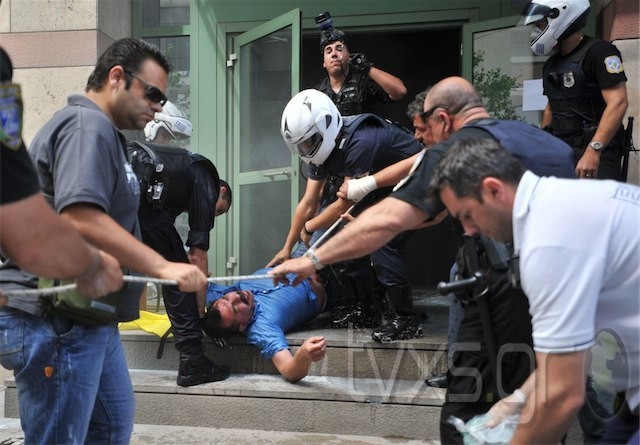 Αυτοπυρπολήθηκε άνδρας μέσα στην τράπεζα Πειραιώς στη Θεσσαλονίκη