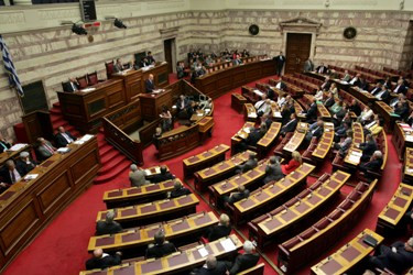 Αντιπαράθεση στη Βουλή για τον μη δανεισμό της Ελλάδας από fund του εξωτερικού με 1,25%