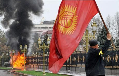 Πυρπολήσεις, πυροβολισμοί και κατάσταση έκτακτης ανάγκης στο Κιργιστάν