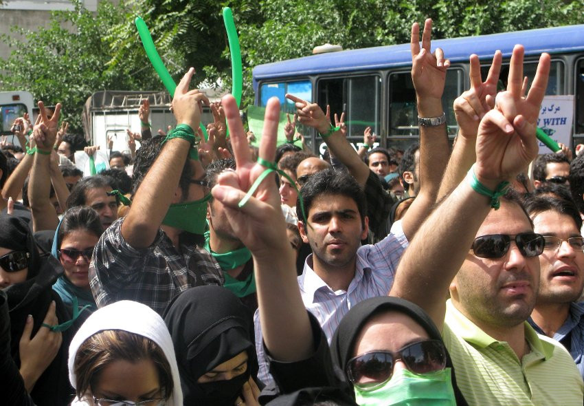 Ένα χρόνο μετά τις «αιματηρές εκλογές» 5 Ιρανοί πολίτες μιλούν για το παρόν τους