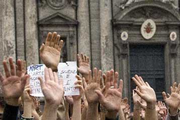 Μεγάλες διαδηλώσεις ενάντια στη λιτότητα και στην Ιταλία