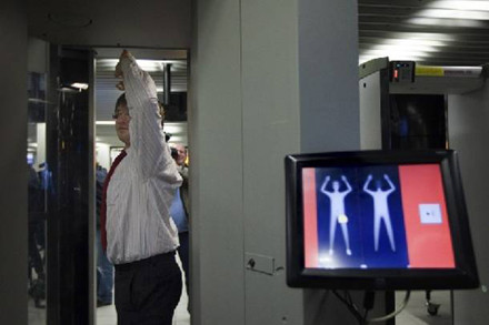 «Κάθε κράτος μέλος της ΕΕ θα αποφασίζει μόνο του για τους σαρωτές σώματος στα αεροδρόμιά του»