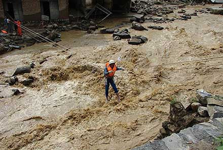 Δεκάδες νεκροί και εκατοντάδες εκτοπισμένοι από πλημμύρες στην Κίνα