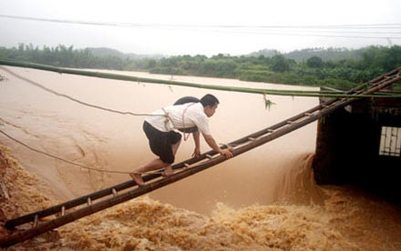 Στους 400 οι νεκροί από τις πλημμύρες στη νότια Κίνα