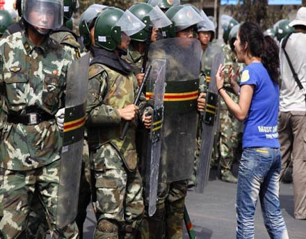 Ένα χρόνο μετά τη ματωμένη εξέγερση, οι εντάσεις συνεχίζονται στην Ξινγιάνγκ