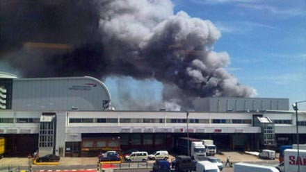 Πυρκαγιά σε αποθήκη του αεροδρομίου Χίθροου