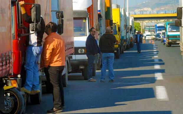 Απεργούν φορτηγά – βυτιοφόρα ενώ «στεγνώνουν» τα πρατήρια καυσίμων
