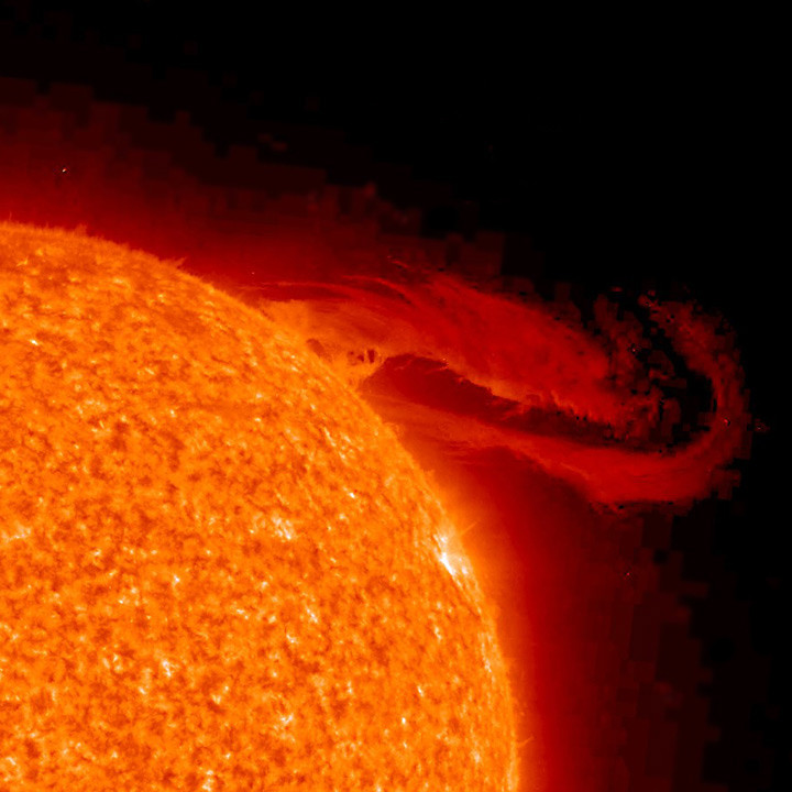 Νέφος ηλεκτρικά φορτισμένων σωματιδίων από τον Ήλιο κατευθύνεται προς τη Γη