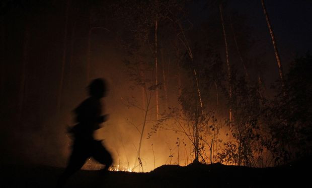 Καθαρίζει η ατμόσφαιρα στη Μόσχα, μαίνεται η μάχη με τις φλόγες