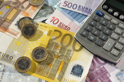 «Η ελληνική κρίση επιδεινώνεται και βυθίζει το ευρώ»