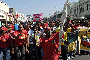 Απεργία επ’ αόριστον ξεκίνησαν οι νοτιοαφρικανοί δημόσιοι υπάλληλοι