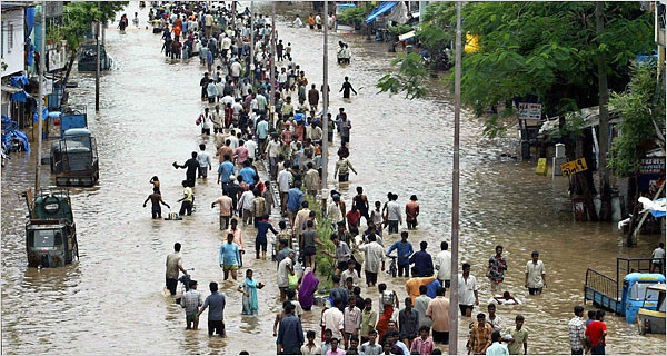 Ινδία: Τουλάχιστον 50.000 έχουν εγκαταλείψει τις εστίες τους από τις πλημμύρες