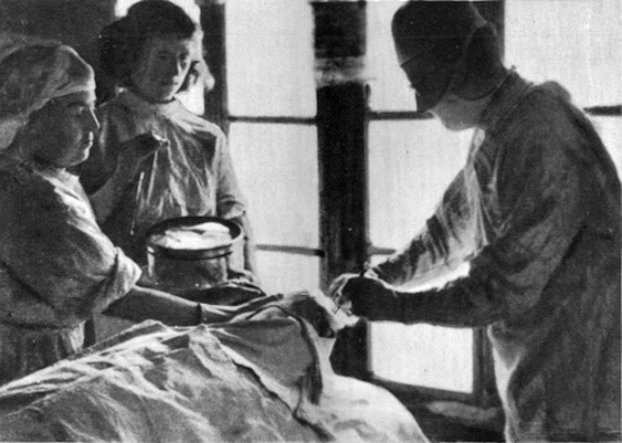 Φωτογραφίες από το αντάρτικο νοσοκομείο του Γράμμου