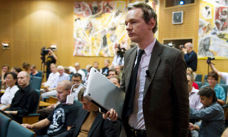Εν αναμονή απόφασης για τις καταγγελίες βιασμού κατά του ιδρυτή της WikiLeaks