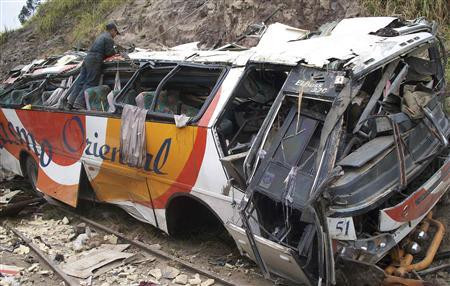 Πολύνεκρη πτώση λεωφορείου σε γκρεμό στον Ισημερινό