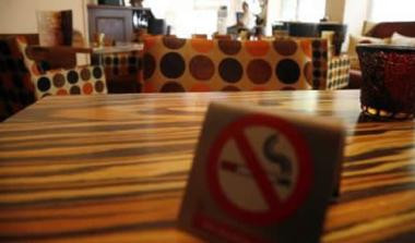 Αντιδρούν οι επαγγελματίες στην ολική απαγόρευση του καπνίσματος