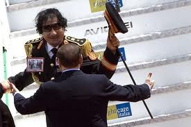 Συνάντηση Μπερλουσκόνι-Καντάφι, παρά το σάλο με τις νεαρές Ιταλίδες