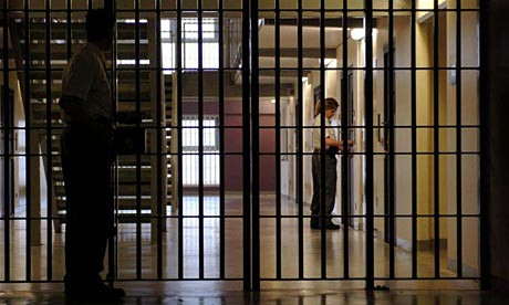 Απαγορεύθηκε η κολπική έρευνα στις γυναίκες κρατούμενες