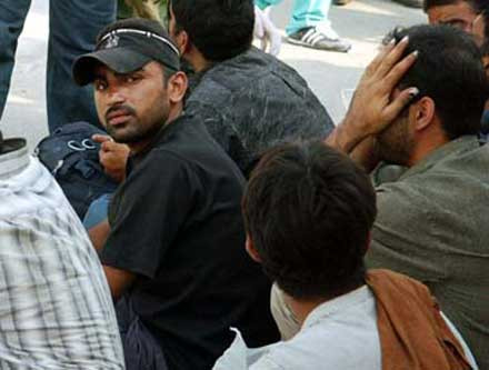 Σε απεργία προχωρούν Πακιστανοί εργάτες στη Σκάλα μετά από αστυνομικό πογκρόμ