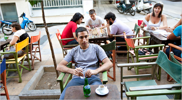«Οι νέοι Έλληνες αναζητούν ευκαιρίες αλλού», των New York Times