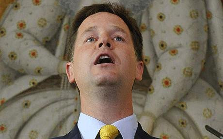 Σε τροχιά σύγκρουσης με το κόμμα του ο Nick Clegg