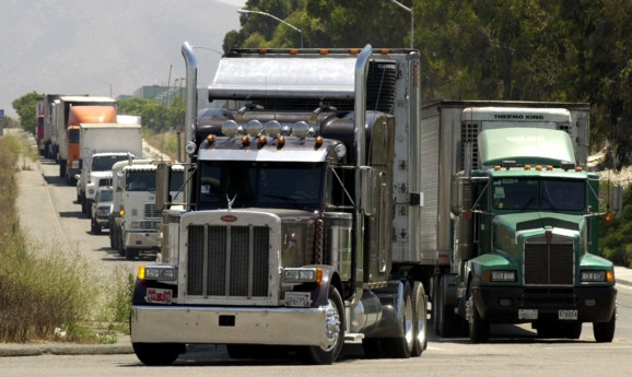 Κλιμακώνουν τις κινητοποιήσεις ιδιοκτήτες φορτηγών και βυτιοφόρων