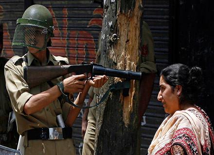Η Ινδία στέλνει στρατό απέναντι στους διαδηλωτές στο Κασμίρ