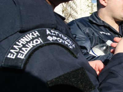 Σε διαθεσιμότητα Ειδικός Φρουρός για αφαίρεση υπηρεσιακών σφραγίδων