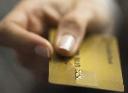Ηλεκτρονικές κάρτες για καταγραφή των συναλλαγών και «σύμφωνο ρευστότητας» με τις τράπεζες