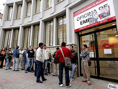 Ξεπερνούν τα 4 εκατομμύρια οι άνεργοι στην Ισπανία