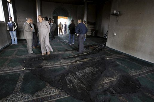 Ισραηλινοί έποικοι φέρονται να πυρπόλησαν τζαμί στη Δυτική Όχθη