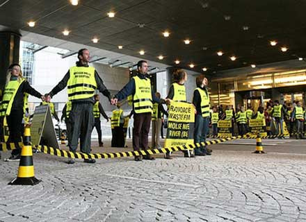 Διαμαρτυρία από Greenpeace στο ευρωκοινοβούλιο για τα πυρηνικά απόβλητα