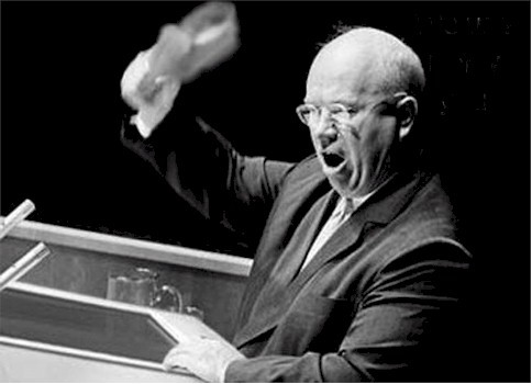 Ο οργισμένος Χρουστσόφ επιτίθεται στο έδρανο των Η.Ε. με το… παπούτσι του